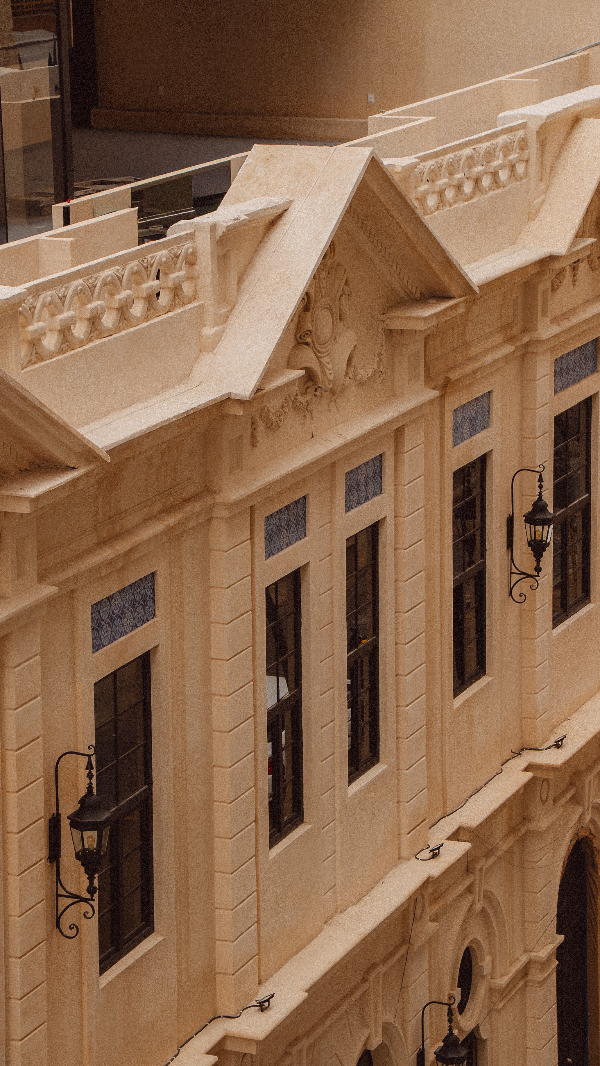 Detalle arquitectónico de la fachada superior del Hotel Boutique Ferrocarril 1888