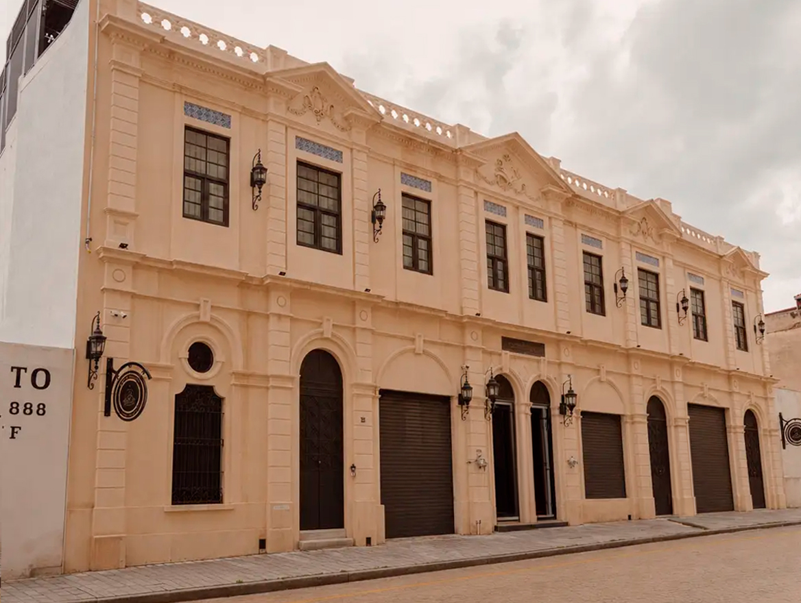 Vista lateral de la fachada del Hotel Boutique Ferrocarril 1888, Guadalajara